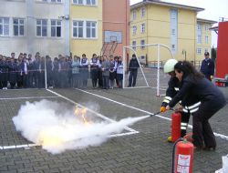 ALAPLI DA ÖĞRENCİLERE DEPREM, YANGIN VE KURTARMA TATBİKATI